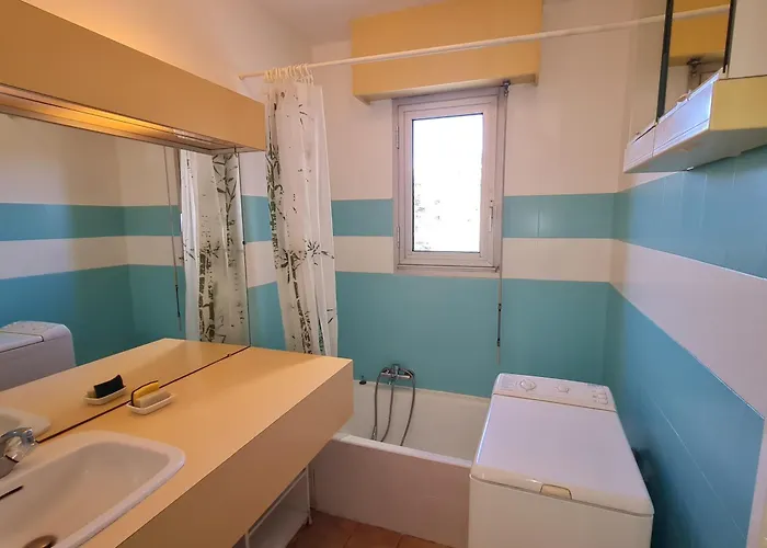 2 Pièces Climatisé Avec Parking En Centre-ville, Proche Plages - - Fr-1-780-54 *